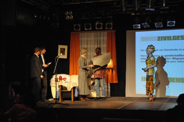 Spendenübergabe an das Projekt "Internetcafés für Flüchtlinge" durch Marianne Balle´ Moudoumbou Spendenübergabe an das Projekt "Internetcafés für Flüchtlinge" durch Marianne Balle´ Moudoumbou