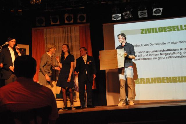 Spendenübergabe an das Projekt "Ausbau Multifunktionsraum“ im Projekthaus Potsdam durch Kay-Uwe Kärsten Spendenübergabe an das Projekt "Ausbau Multifunktionsraum“ im Projekthaus Potsdam durch Kay-Uwe Kärsten